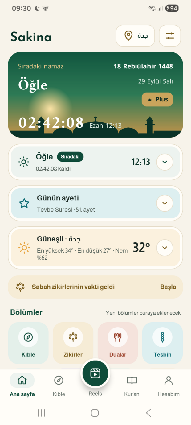Sakina ana ekranı: şu anki vakit, bir sonraki namaz ve günün namaz vakitleri.